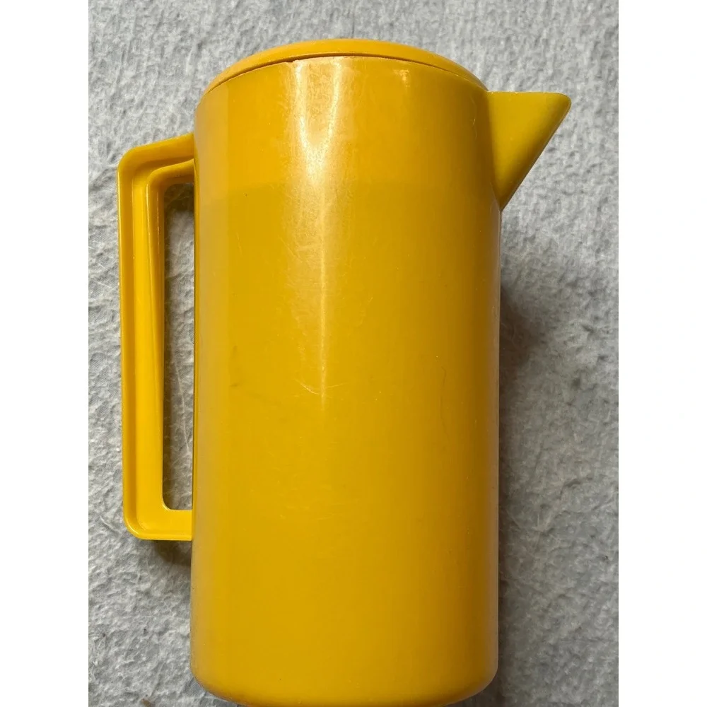 Vintage 70s Yellow Plastic Pitcher with Pour Spout and Handle‎ Kitchenware